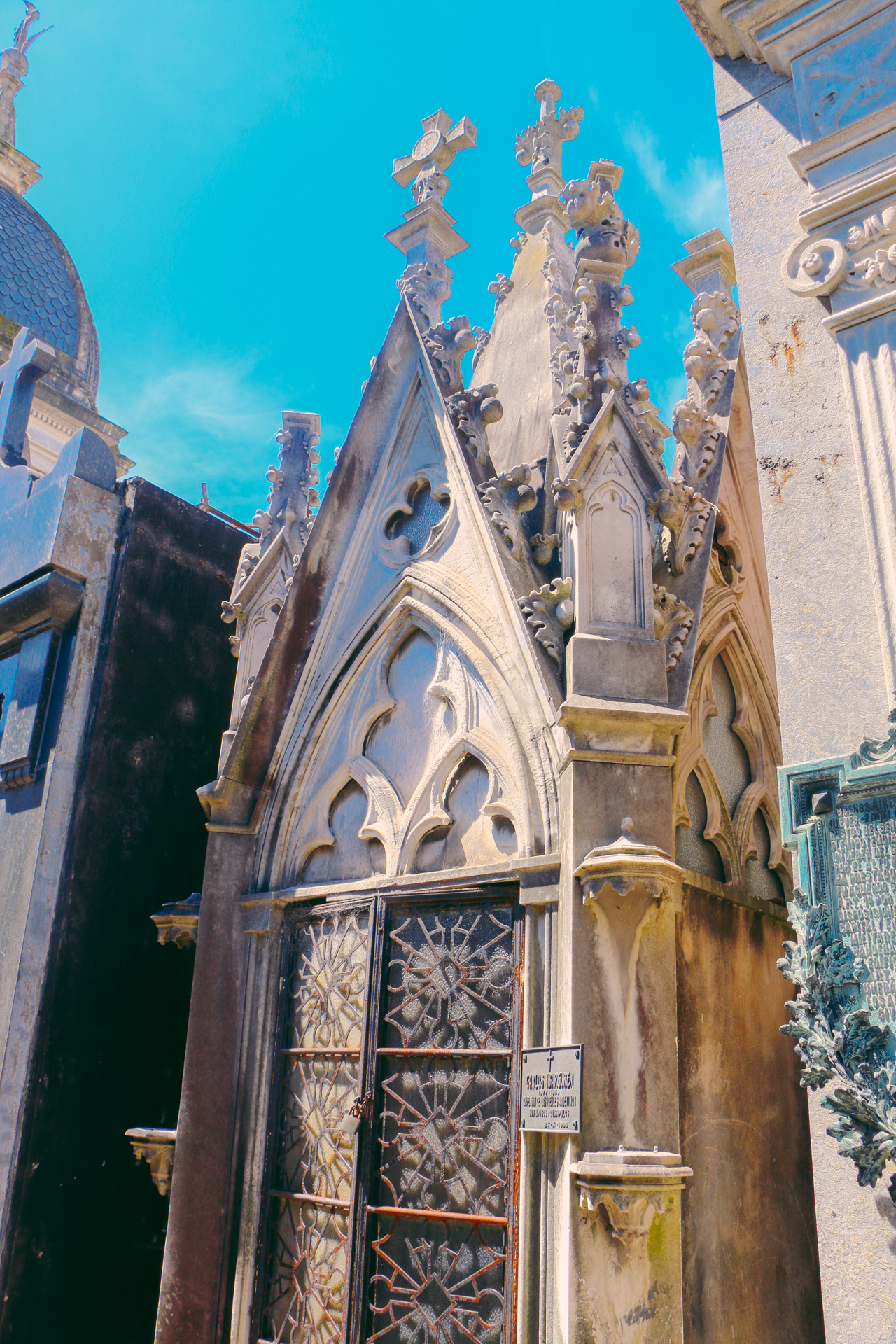 grave-crypt-recoleta-cemetry