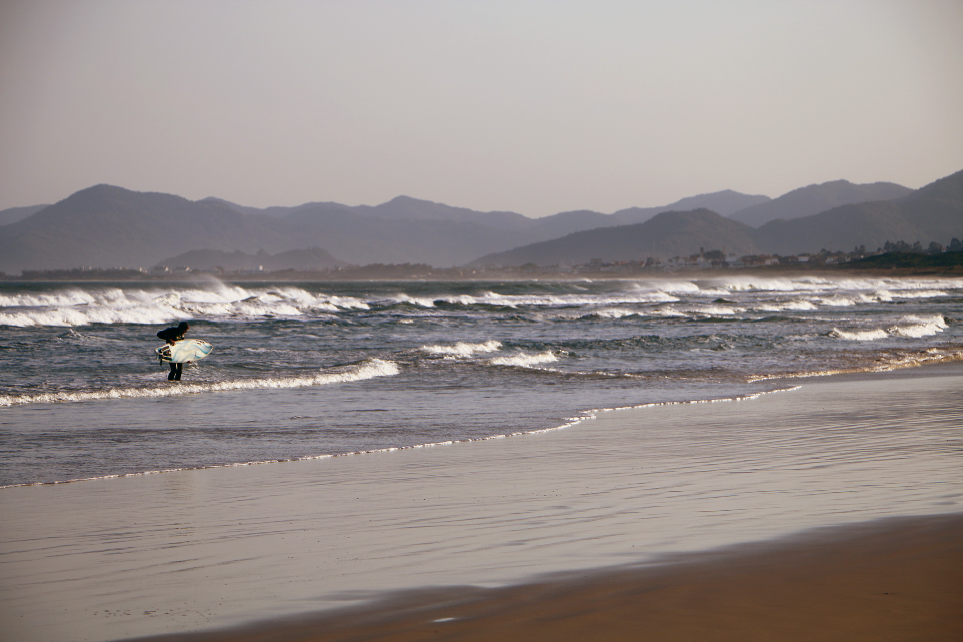 surfer-praia-joaquina-florianopolis