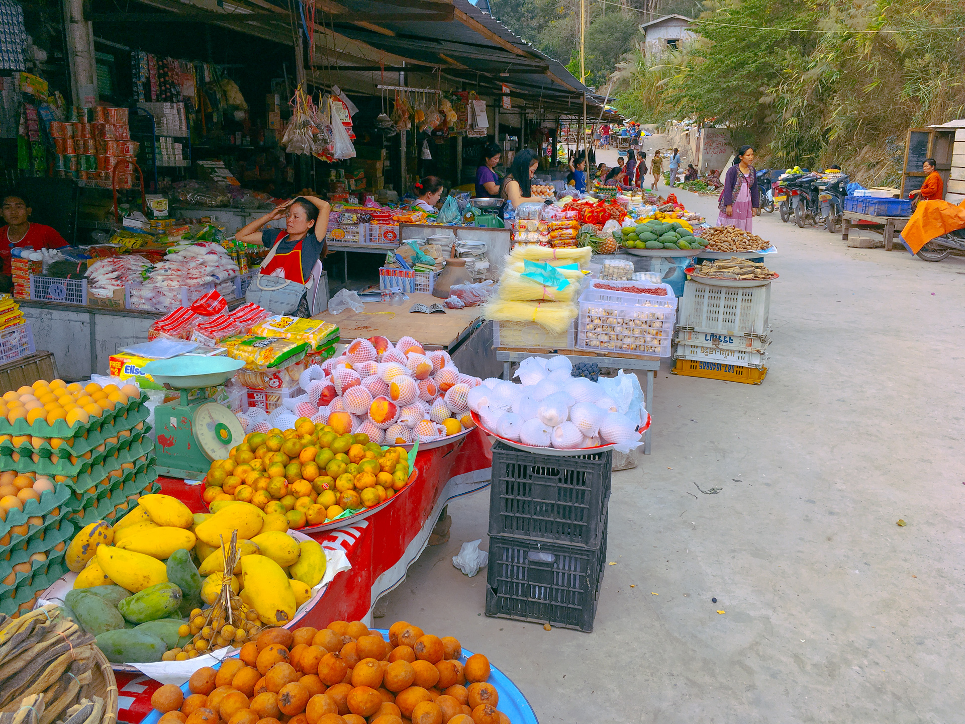 Fruit market in Pekbang